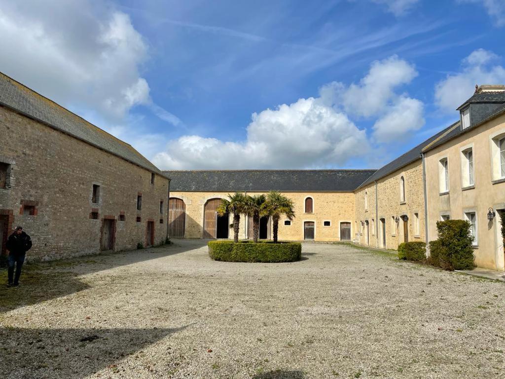 Le Clos Du Bas Courtil Guesthouse B&B Omaha Beach Osmanville Exteriör bild
