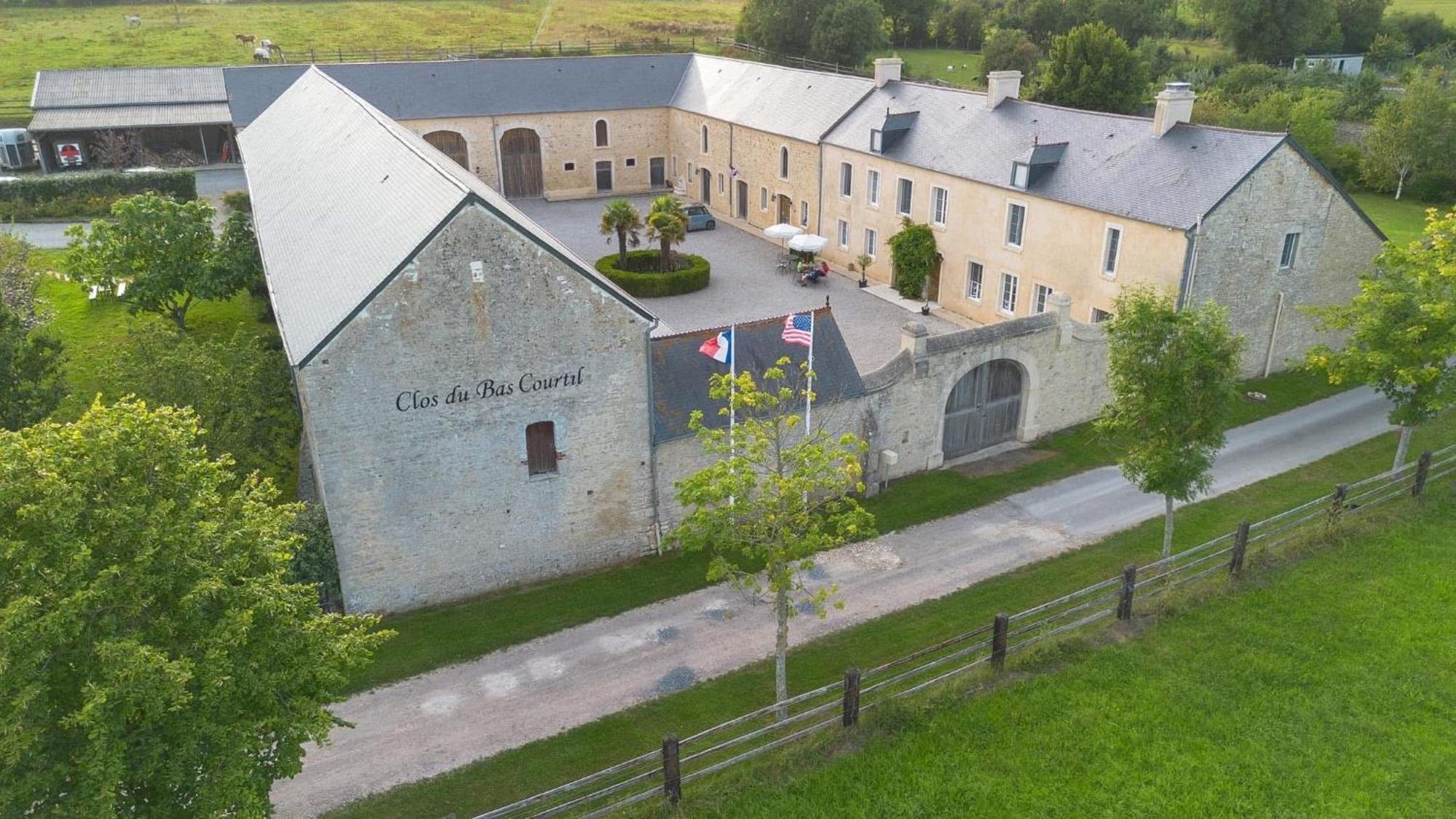 Le Clos Du Bas Courtil Guesthouse B&B Omaha Beach Osmanville Exteriör bild